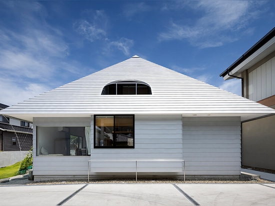 Dachterrasse und Innenhof stärken die Familienbande in einem japanischen Haus von Container Design