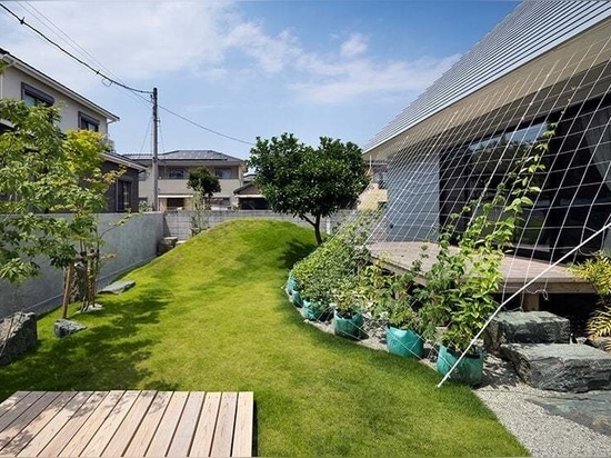 Dachterrasse und Innenhof stärken die Familienbande in einem japanischen Haus von Container Design