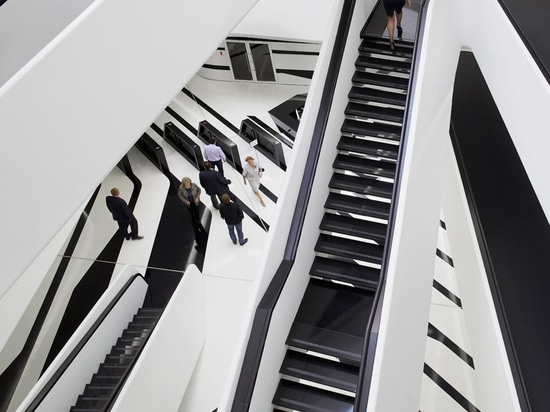 der Entwurf wird als Reihe vertikal Staplungsfloorplates begriffen, die um ein zentrales Atrium geordnet werden