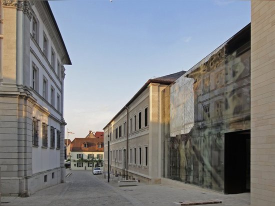 das Gebäude der alten Schule verband jetzt zur neuentwickelten Verlängerung mit dem Glasfaçade