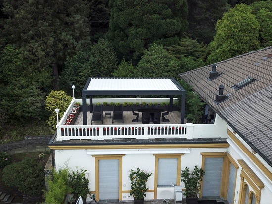 KE entwirft einen Open-Air-Bereich mit Seeblick in der historischen Villa Barberis in Baveno