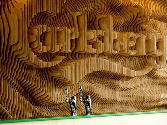 Entwerfer stellen eine Wand für Carlsberg von 160 Laser-Schnitt-Stücken Holz her