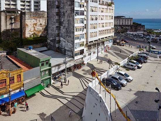 Eine Verlängerung zum neuen landschaftlich verschönerten Quadrat am Glauber Rocha Theater, das Treppenhaus erschließen Ansichten entlang seinen Durchgang zu Gregório de Matos Foundation an der Barr...