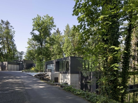 Dieses im Wald versteckte Haus sieht aus wie ein Stapel beleuchteter Kisten