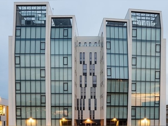 Die Sonne des neuen Stadtteils Grand Parilly, Geschäftsgebäude "INITIAL"