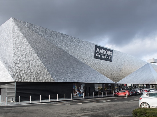 Einzigartige Einkaufszentrum-Fassade mit BUMPS