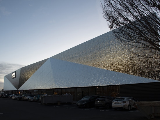 Einzigartige Einkaufszentrum-Fassade mit BUMPS