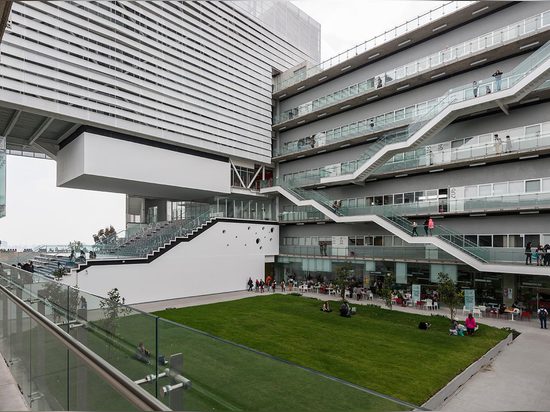 Als seine Gründer sahen, dass Centro aus seinen Campus herauswuchs, beauftragten sie Enrique Norten und 10 Arquitectos, über einem 5.600 sq- maufstellungsort auf Avenida de Los Constituyentes zu er...