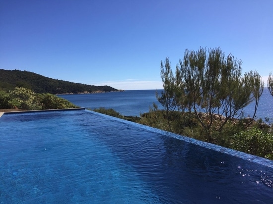 Pool mit Meerblick