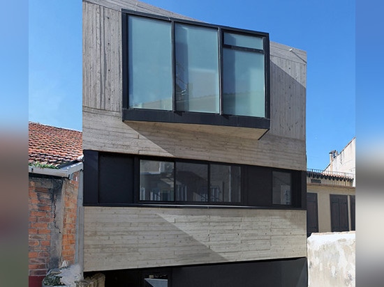 Marseille-Haus durch ACAU Architekten kennzeichnet Brett-signifikanten Beton und ein eckiges Fenster