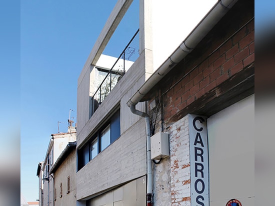 Marseille-Haus durch ACAU Architekten kennzeichnet Brett-signifikanten Beton und ein eckiges Fenster