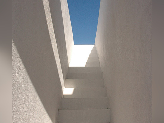 Marseille-Haus durch ACAU Architekten kennzeichnet Brett-signifikanten Beton und ein eckiges Fenster