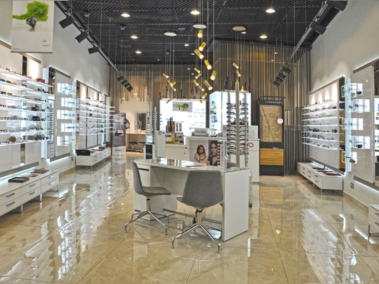 Goldjuwelen bei internationalem Optique in Kuwait durch Konzept S