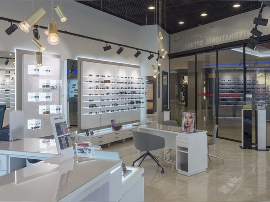 Goldjuwelen bei internationalem Optique in Kuwait durch Konzept S