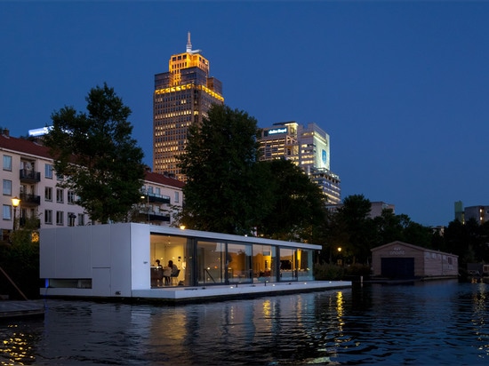 Durch +31 Architekten nach Hause schwimmen wird auf einem Amsterdam-Fluss festgemacht