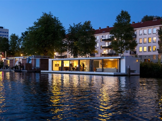 Durch +31 Architekten nach Hause schwimmen wird auf einem Amsterdam-Fluss festgemacht