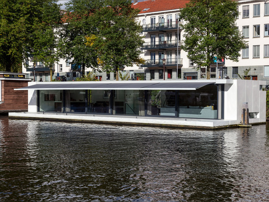 Durch +31 Architekten nach Hause schwimmen wird auf einem Amsterdam-Fluss festgemacht