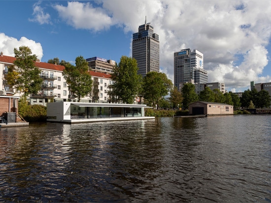 Durch +31 Architekten nach Hause schwimmen wird auf einem Amsterdam-Fluss festgemacht