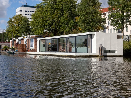 Durch +31 Architekten nach Hause schwimmen wird auf einem Amsterdam-Fluss festgemacht