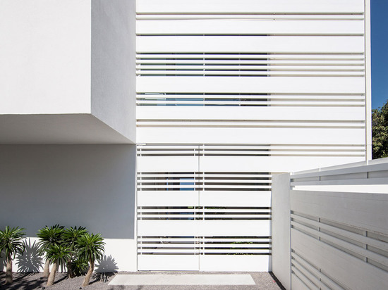 Pitsou Kedems Haus durch das Meer kennzeichnet stripy Aluminiumwände und ein freitragendes Schlafzimmer