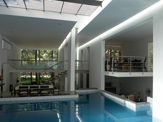 Skylit Swimmingpool bildet das Herz des Bangalore-Wohnsitzes durch Ochre