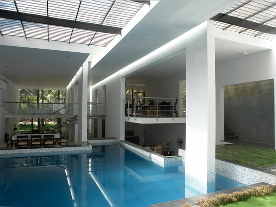 Skylit Swimmingpool bildet das Herz des Bangalore-Wohnsitzes durch Ochre