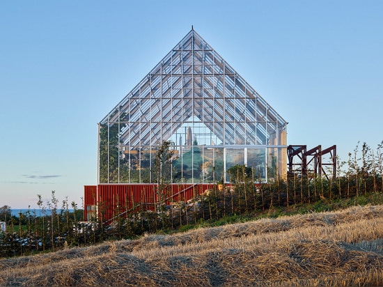 Maßgeschneidertes Arkitekter vermischt einen archetypischen Stall mit einem Glashaus für Seeuferbadekurort in Schweden