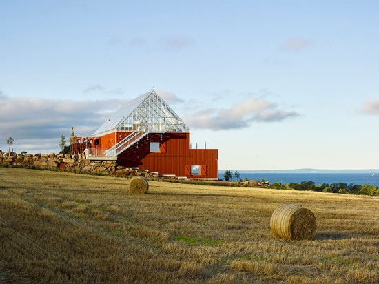 Maßgeschneidertes Arkitekter vermischt einen archetypischen Stall mit einem Glashaus für Seeuferbadekurort in Schweden