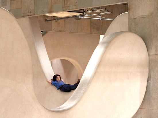 Junya Ishigami stellt Baumschule mit Wolke-geformten Wänden innerhalb eines Hochhausblockes her