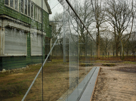 Oving Architecten hüllt Konzentrationslagerhaus in Glas als Denkmal zum Holocaust ein