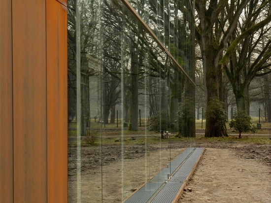 Oving Architecten hüllt Konzentrationslagerhaus in Glas als Denkmal zum Holocaust ein