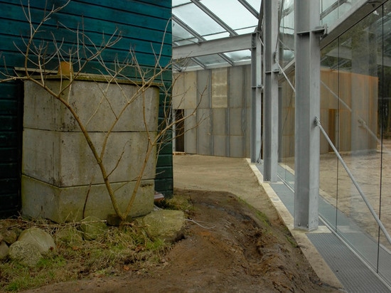 Oving Architecten hüllt Konzentrationslagerhaus in Glas als Denkmal zum Holocaust ein