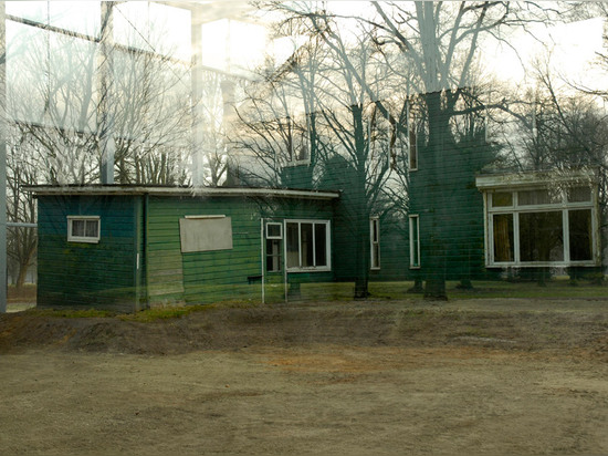 Oving Architecten hüllt Konzentrationslagerhaus in Glas als Denkmal zum Holocaust ein