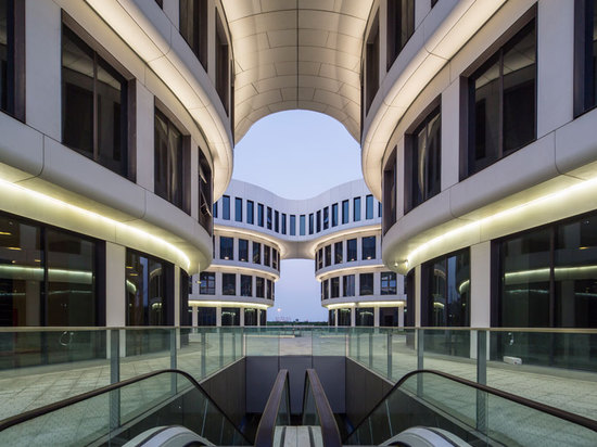 Rolltreppen nehmen Besucher zum Untertageeinkaufszentrum unten