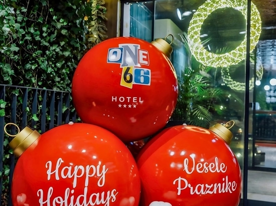 Festliches Branding im Hotel one66: Riesige Weihnachtskugeln