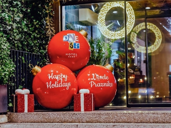 Festliches Branding im Hotel one66: Riesige Weihnachtskugeln