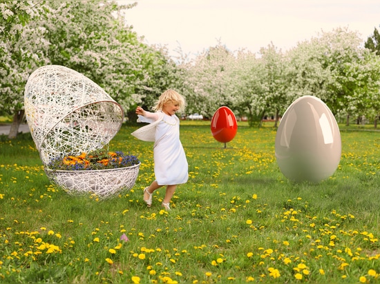 Osterdekorationen aus Fiberglas: Individuell gestaltbare Eier, Hasen und Hühner zur Verschönerung urbaner Räume