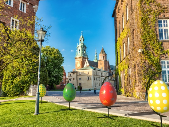 Osterdekorationen aus Fiberglas: Individuell gestaltbare Eier, Hasen und Hühner zur Verschönerung urbaner Räume