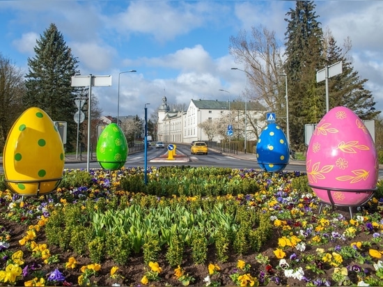 Osterdekorationen aus Fiberglas: Individuell gestaltbare Eier, Hasen und Hühner zur Verschönerung urbaner Räume