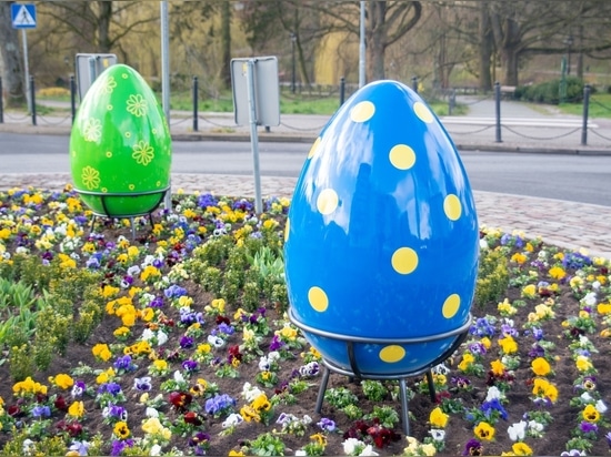 Osterdekorationen aus Fiberglas: Individuell gestaltbare Eier, Hasen und Hühner zur Verschönerung urbaner Räume