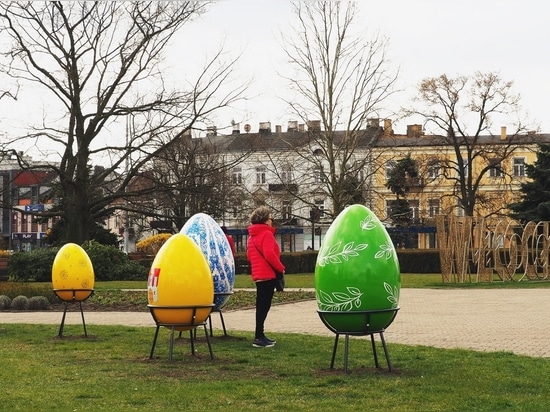 Osterdekorationen aus Fiberglas: Individuell gestaltbare Eier, Hasen und Hühner zur Verschönerung urbaner Räume