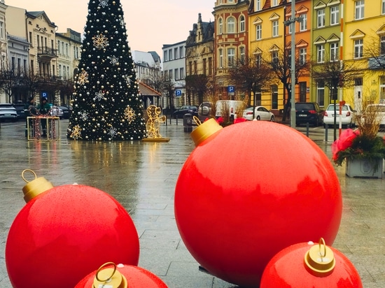 Fiberglas-Weihnachtskugeln XXL - Eine festliche Note für öffentliche Räume