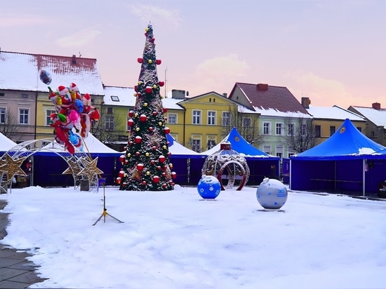 Fiberglas-Weihnachtskugeln XXL - Eine festliche Note für öffentliche Räume