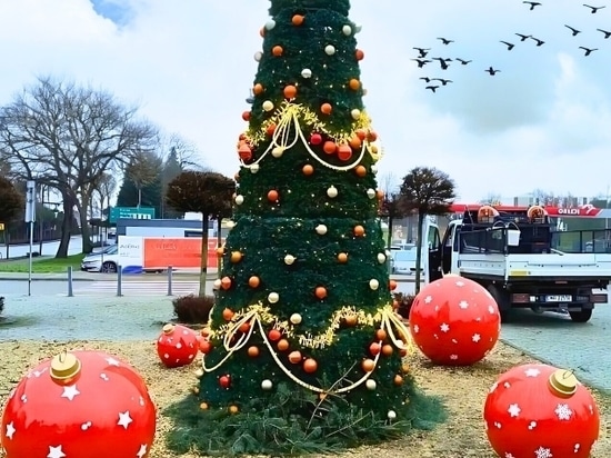 Fiberglas-Weihnachtskugeln XXL - Eine festliche Note für öffentliche Räume