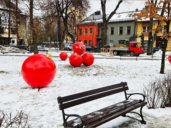 Fiberglas-Weihnachtskugeln XXL - Eine festliche Note für öffentliche Räume