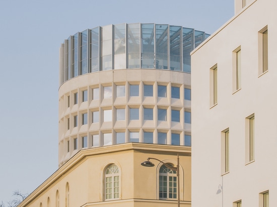 Prismatische Glaskrone von Maud Caubet Architectes erweitert das Bürohochhaus Racine in Paris