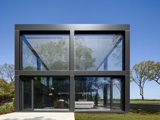 Ein Raster aus großen Fenstern maximiert den Wasserblick in diesem modernen Haus