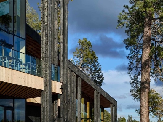 Ein warmes Holz-Interieur kontrastiert mit der schwarz verkohlten Zedernholz-Außenseite dieser Ranch-Lodge in Oregon