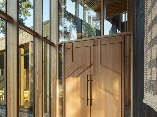 Ein warmes Holz-Interieur kontrastiert mit der schwarz verkohlten Zedernholz-Außenseite dieser Ranch-Lodge in Oregon