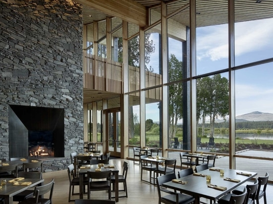 Ein warmes Holz-Interieur kontrastiert mit der schwarz verkohlten Zedernholz-Außenseite dieser Ranch-Lodge in Oregon